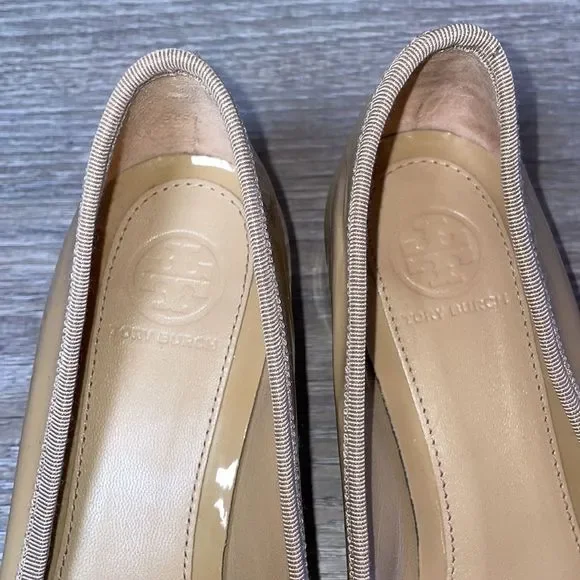Tory Burch Chelsea Nude Tan Patent Leather Women’s Size 8M Bow Charm Heeled Pump - Picture 13 of 13